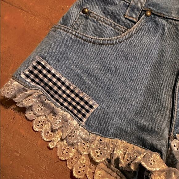Vintage stunning Cotton Express Jean shorts size 3-4 cute ruffled shorts lace - Picture 3 of 12